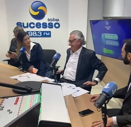 Sebastião Parreira em estúdio de rádio durante entrevista